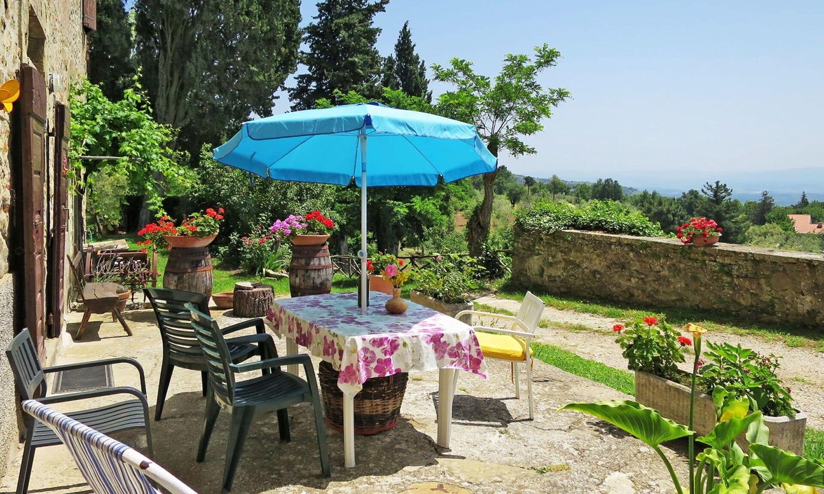 Castelfranco di Sopra Villa | Cosy apartment in villa for 2 guests with WIFI, pool, terrace, pets allowed and panoramic view