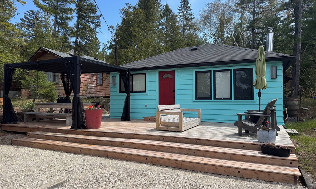 Wasaga Beach Cottage | Cottage with Treehouse & Steps from Beach: Perfect for Families & Sunset Views!