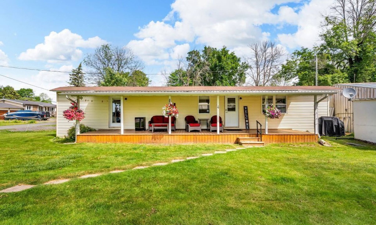 South Glengarry Cottage | Cottages at Penny's CovenThe Sunshine Nook - Cottage #4