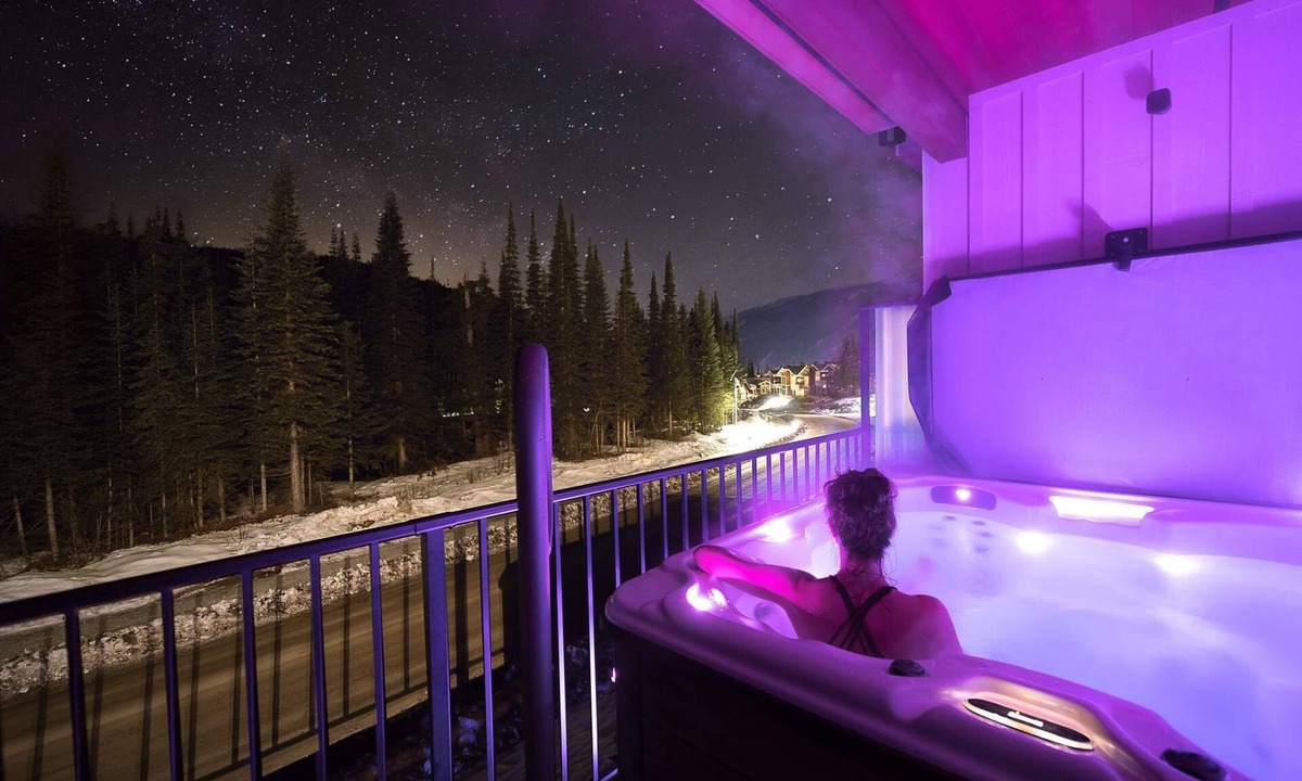 Sun Peaks Condo | Couples Getaway w Hot Tub, Sauna & Massage Chair