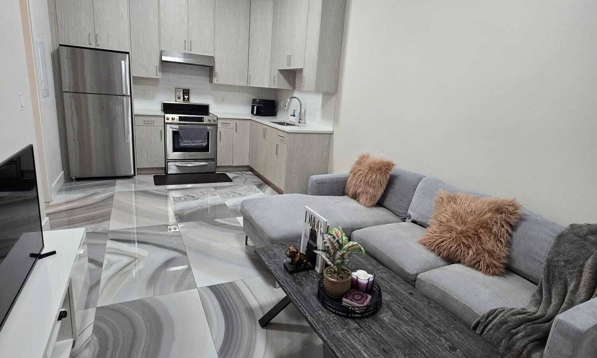 Newton Apartment | Cozy 1bed 1 bath ground level apartment in near Bear creek and Guildford Surrey!