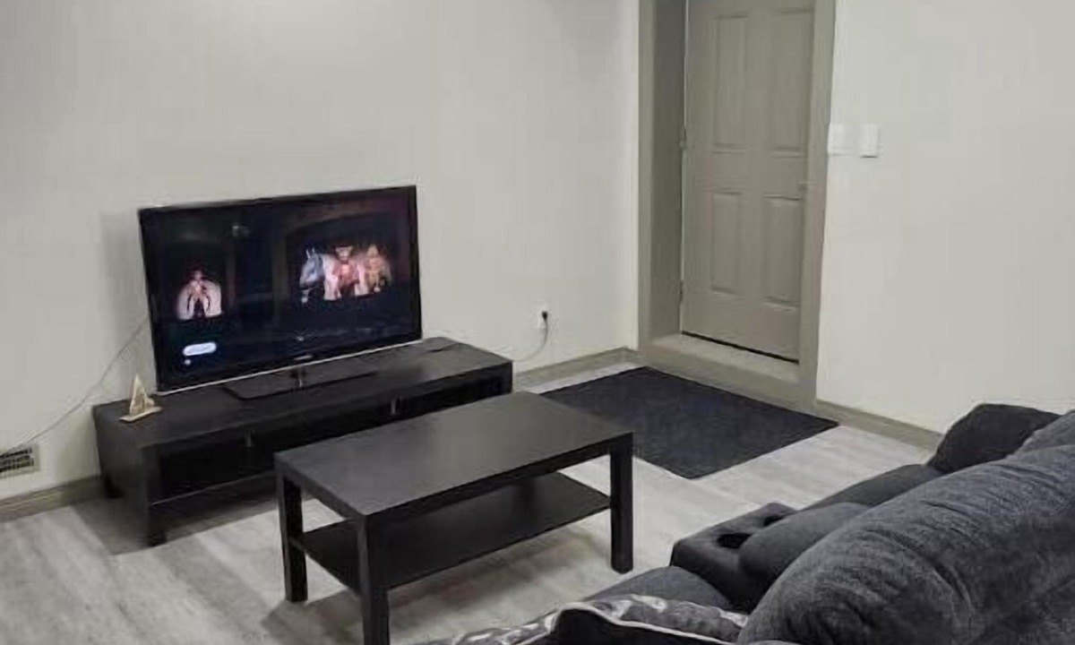 Panorama Hills House | Cozy 2 bed suite in calm neighborhood and dedicated parking