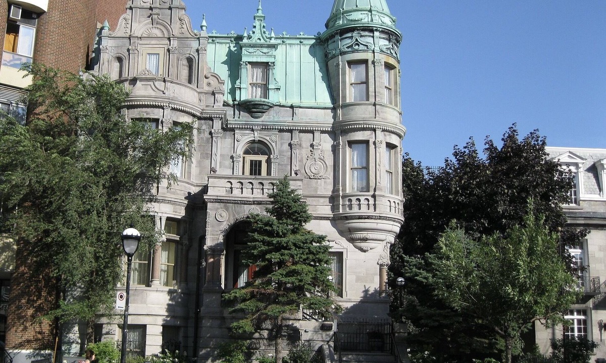 Latin Quarter House | Cozy 2 bedroom Condo at the Château Sherbrooke, Blend of history & modern luxury