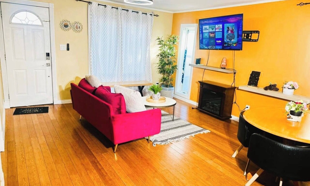 North Central Edmonton House | Cozy 2BER 1.5 Bath Home Near Rogers/2min walk 2 Stadium/RAH/NAIT/FastWIFI/Parkx