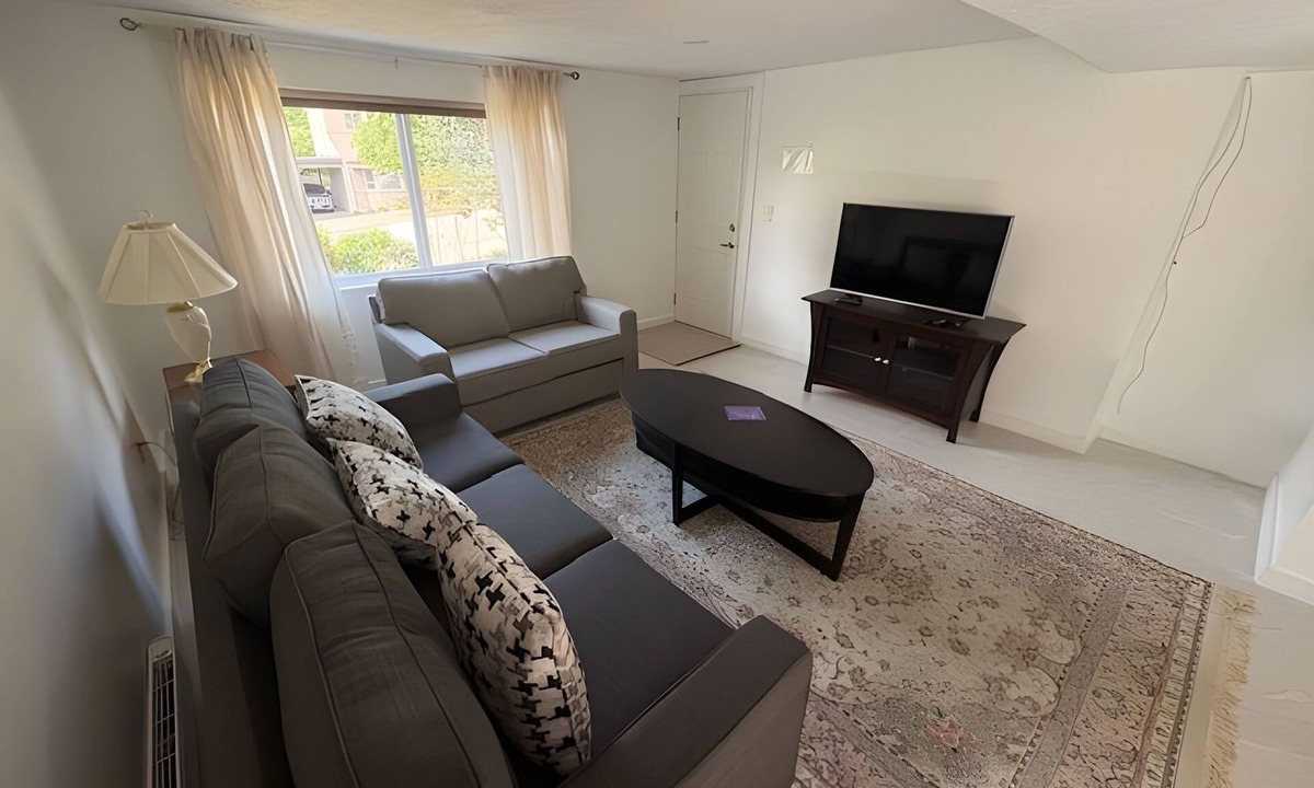 North Vancouver House | Cozy 2BR First Floor Suit with Free Private Parking - Perfect for Long Term Stay