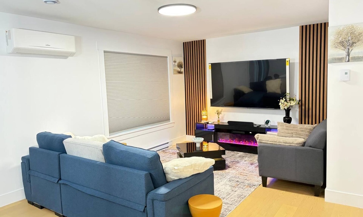 Moncton House | Cozy 3BR with 1 king bed Ensuite, 2 Queen bed, Sleeps 7 & fully air conditioned