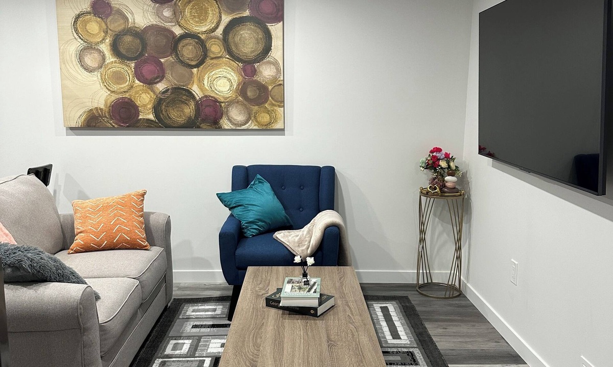 Transcona House | Cozy and Charming private 2B/R basement suite/Private entrance/self check in