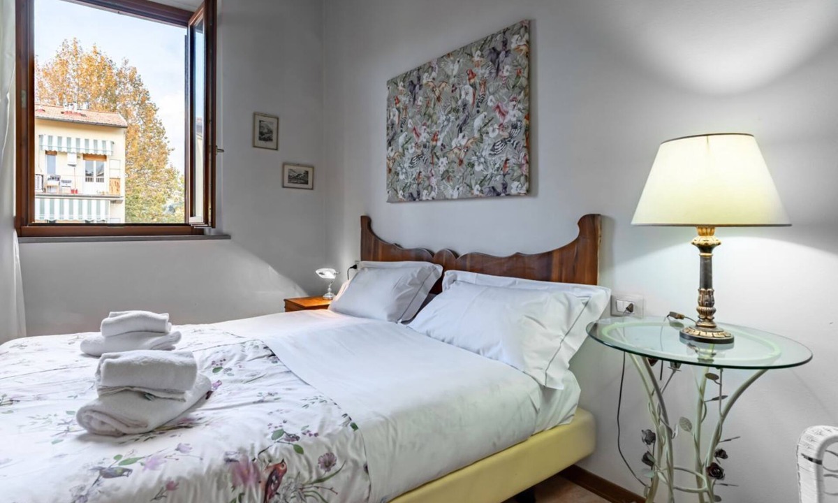 Ricorboli Apartment | Cozy apartment of about 45 sqm, for up to 4 people, located on the 2nd floor with lift (NOT suitable for disabled people; some steps at the entrance) of a renovated ancient building. The apartment is located in the Piazza Ferrucci/Ponte San Niccolò, in