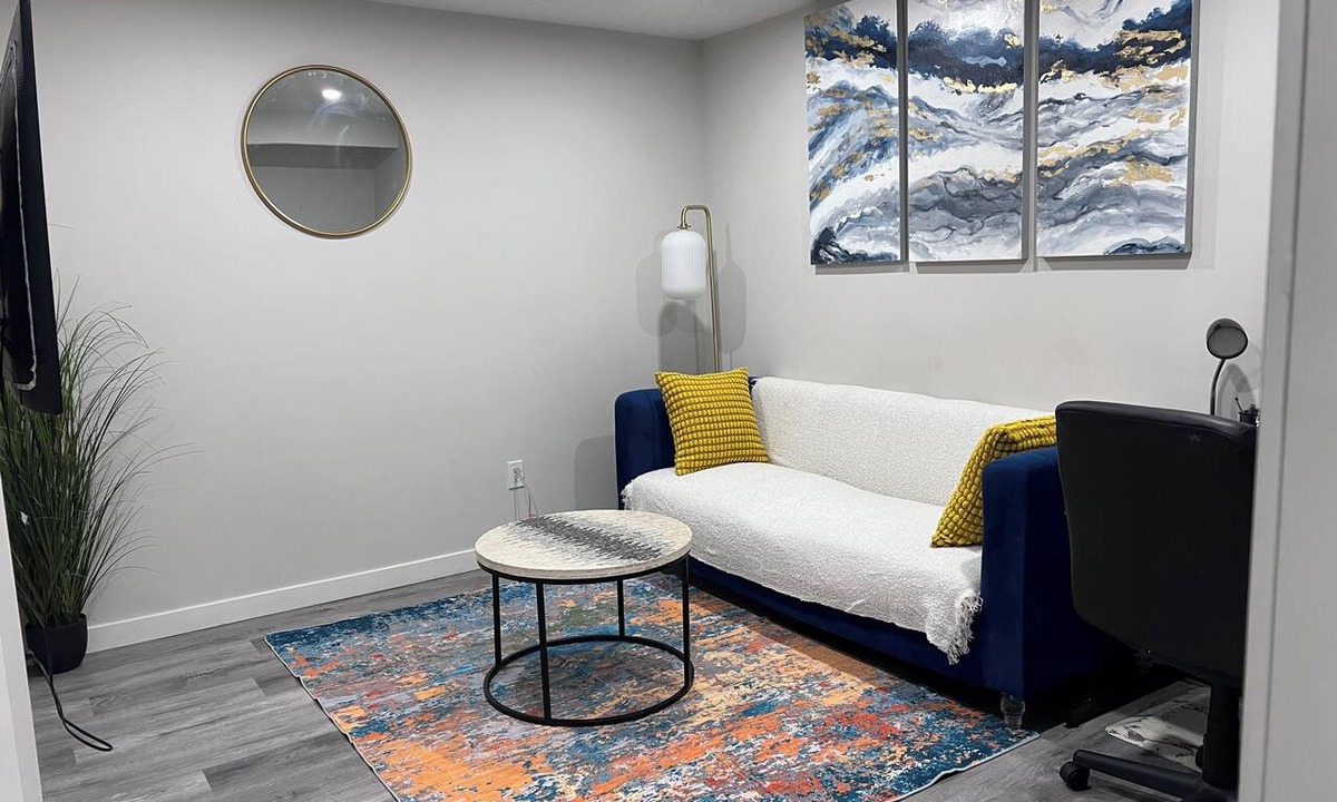 Southeast Edmonton Hotel | Cozy basement suite in Elerslie .