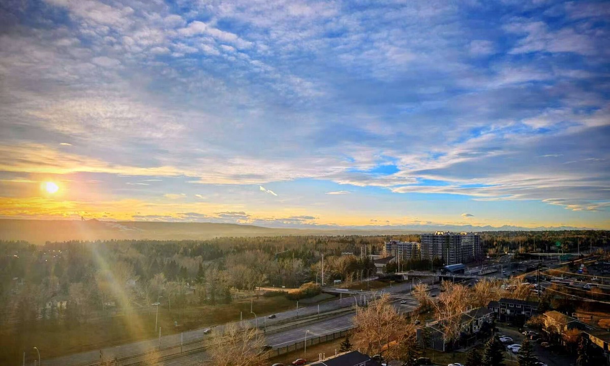 Dalhousie Condo | Cozy Calgary Getaway with Mountain Views & Pool Access