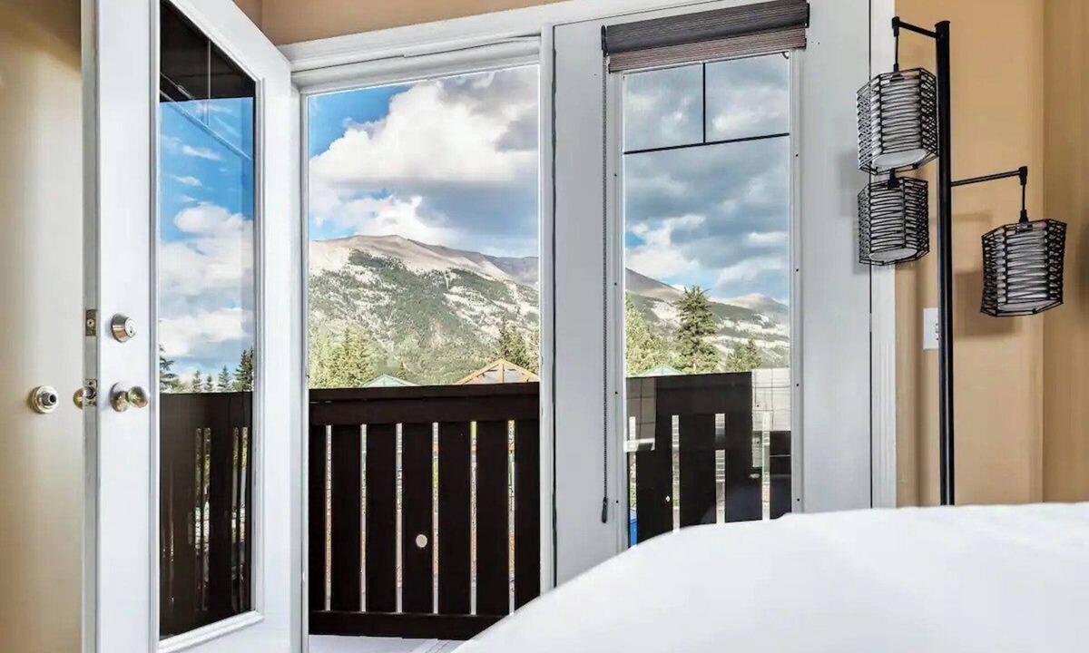 Cougar Creek Apartment | Cozy Child Friendly Studio Apartment with Two Queen Beds and Mountain Views