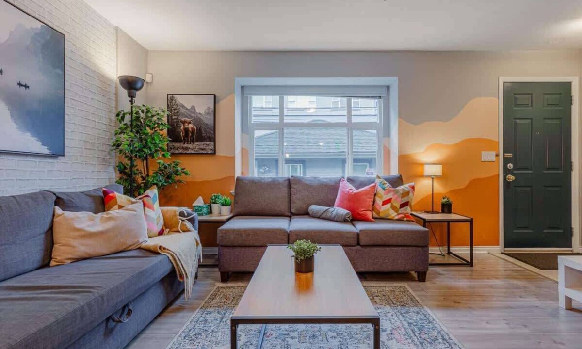 Downtown Eastside Villa | Cozy Industrial Townhouse | King Bed| 3 Min to D/T