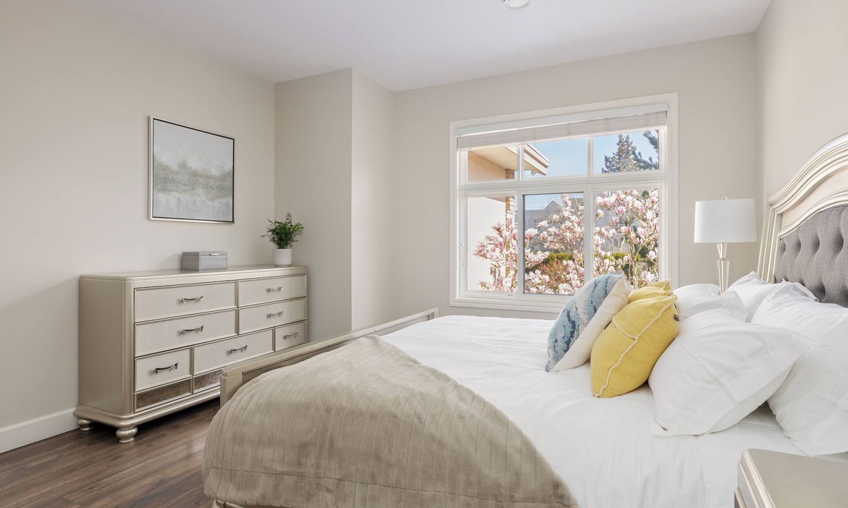 Richmond City Centre Apartment | Cozy King Suite . Private Bath . Free Parking .Central AC. Near YVR. Silver