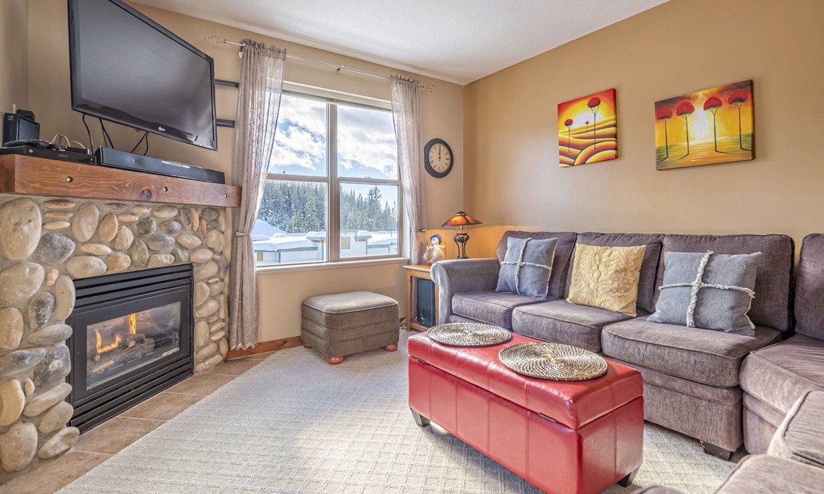 Silver Star Mountain Condo | Cozy Large Corner Condo in Creekside w/balcony, BBQ, dog-friendly!