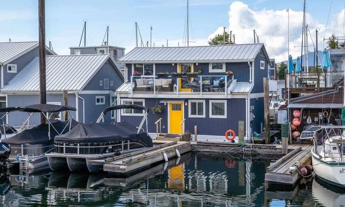 Lower Lonsdale Boat Rental | Cozy modern floating home next to Lonsdale Quay
