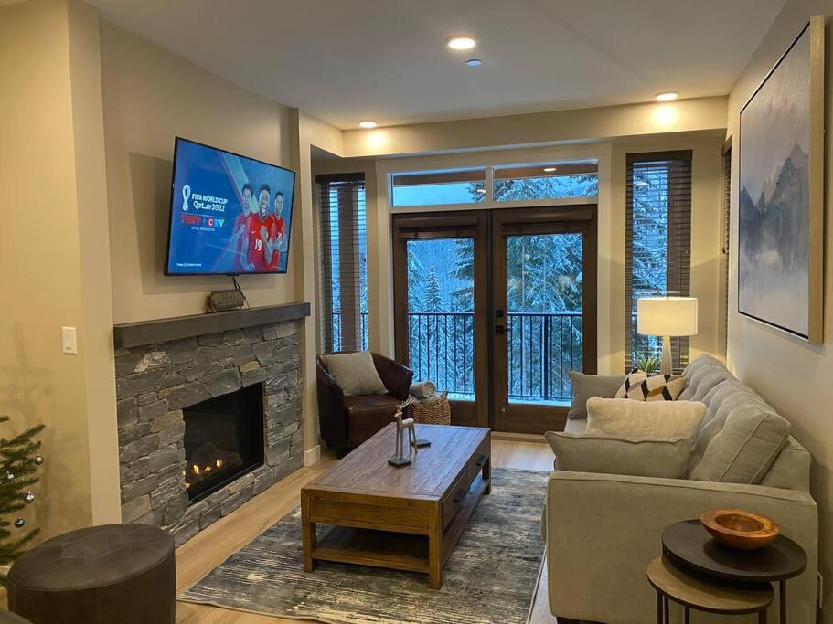 Sun Peaks House | Cozy Modern Ski-in & Ski-out, Hot Tub, Townhouse
