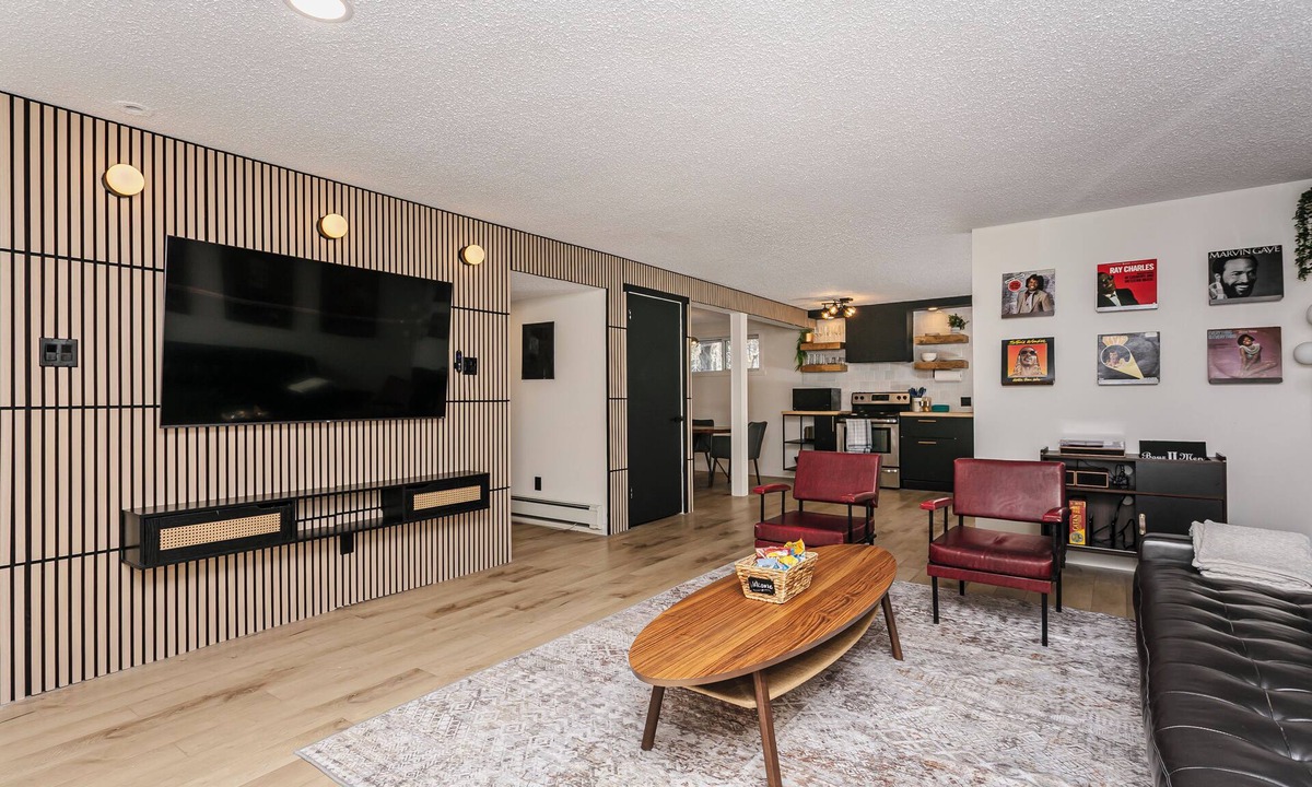 North Central Edmonton Apartment | Cozy Retro Gem for the Fam W/AC (Near Roger&WEM)