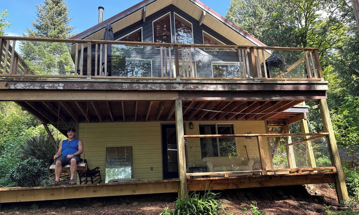 Sooke House | Cozy, secluded 3 bedroom, 2 bathroom + loft home.Where the sea and forest meet