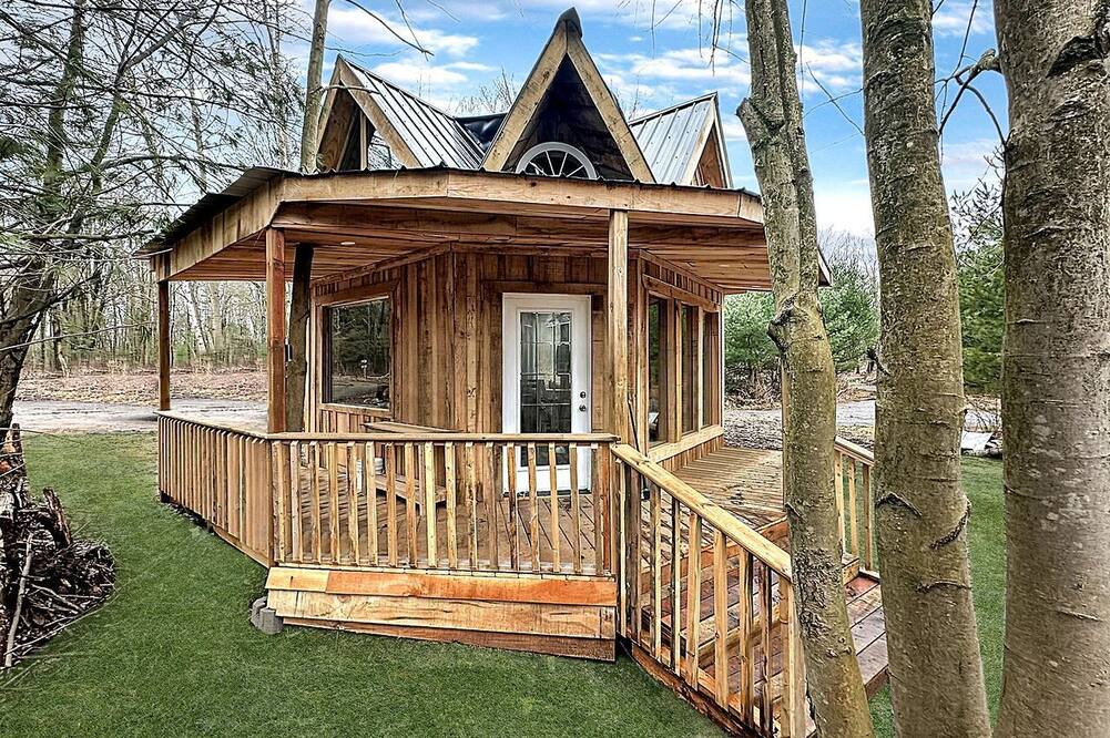 Langton Cabin | Cozy Secluded Tiny Cabin for a True Getaway in the Outdoors Surrounded by Nature in Simcoe, Ontario