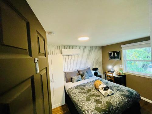 Charlottetown House | Cozy Small Room - Queen bed - Free Parking in Charlottetown