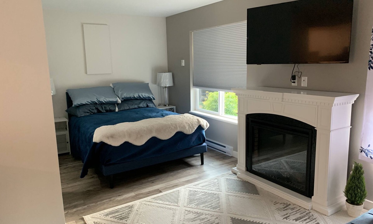 Regional District of Nanaimo Apartment | Cozy Studio Apartment in Qualicum Beach Angels Inn Studio Apartment.