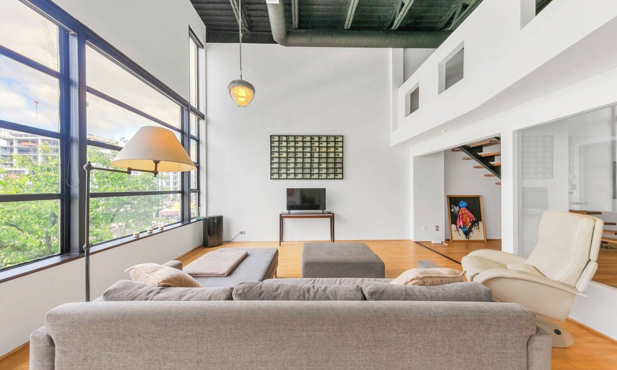 Mount Pleasant Condo | D25 - Large loft in Mount Pleasant