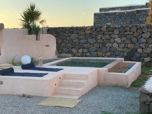 Pantelleria House | Dammuso Elisir Rosa - Jacuzzi e Giardino Privati