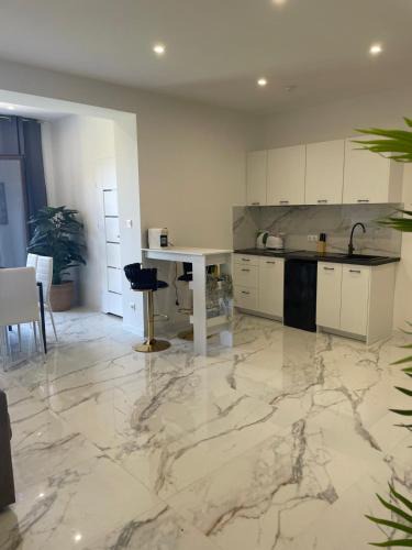 Carini Apartment | Dana