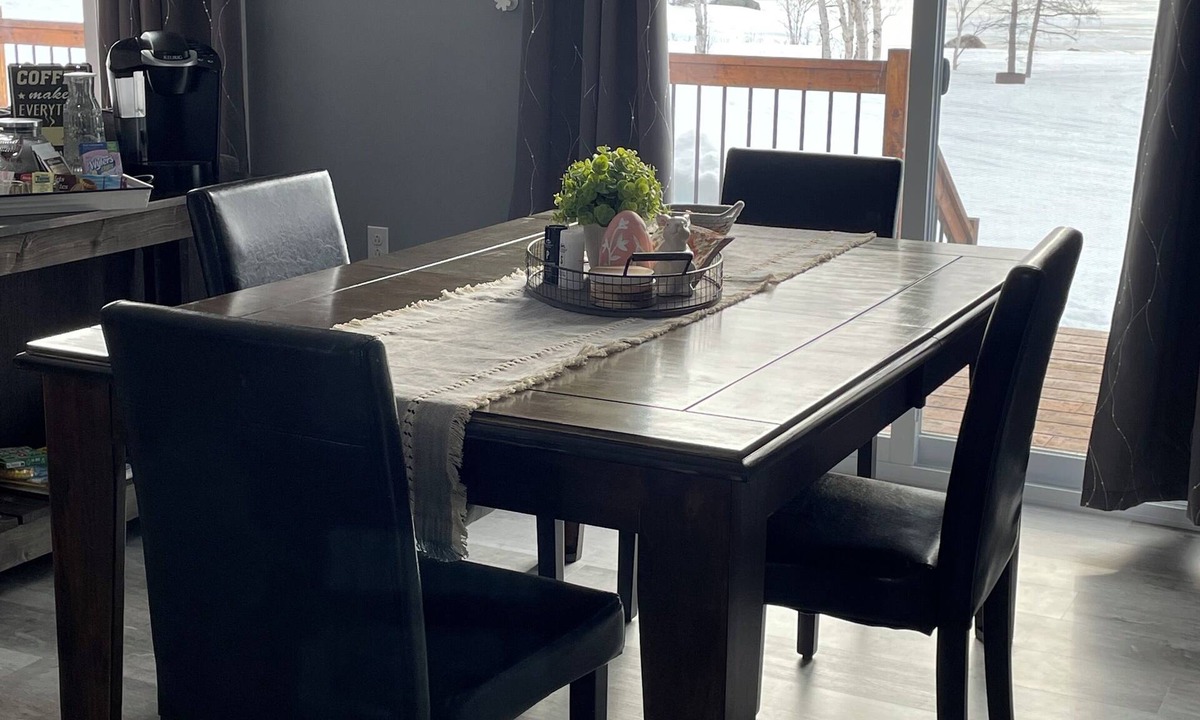 Terra Nova Cottage | Delightful 2-bedroom cottage with AC. Highway 1 Trans Canada near Badger
