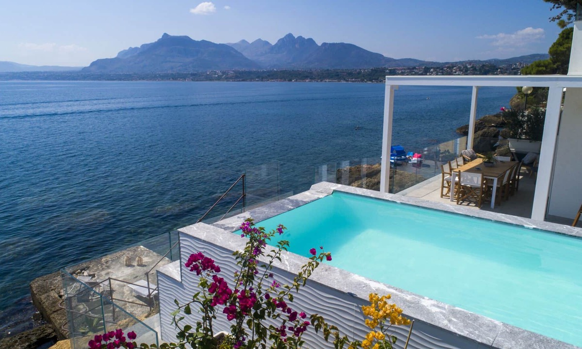 Santa Flavia Villa | Design house with pool & direct access to the sea