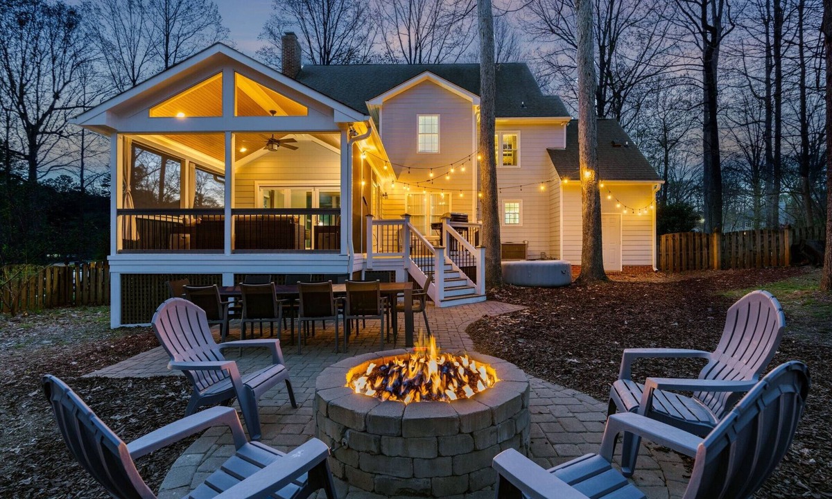 Southwest Raleigh House | Designer 3000sqft 5B3.5B Retreat Near Lenovo Center - 3 King Beds