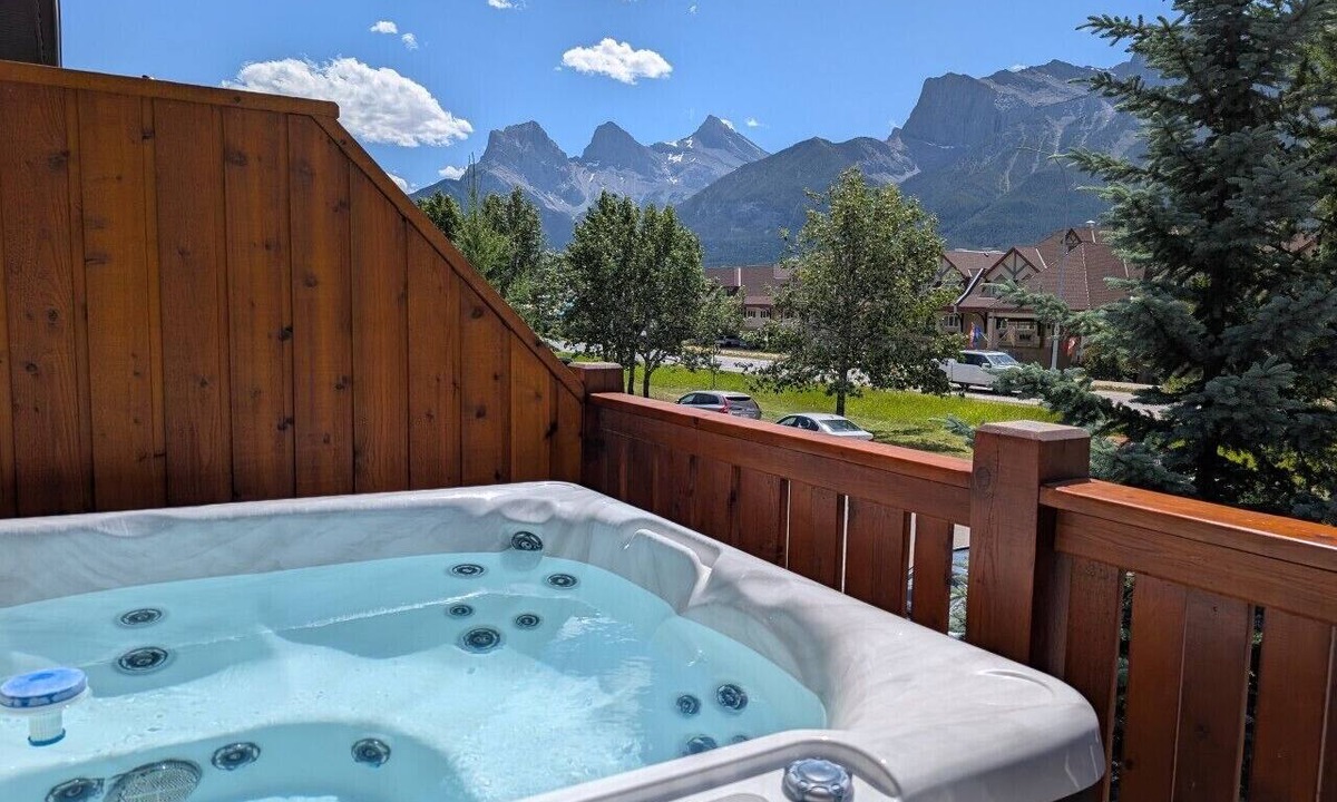 Teepee Town Apartment | Designer Home, Private Hot Tub