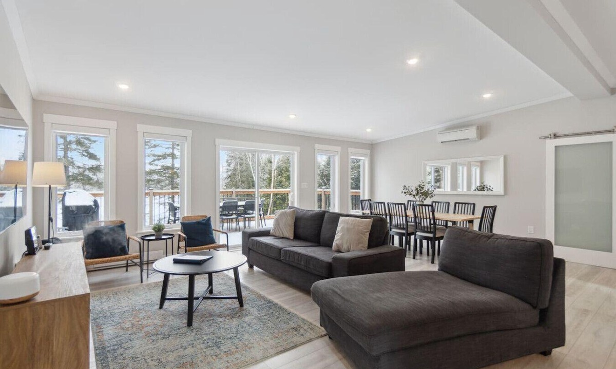 Lower Vaughan House | Destination Lake House - Hot tub