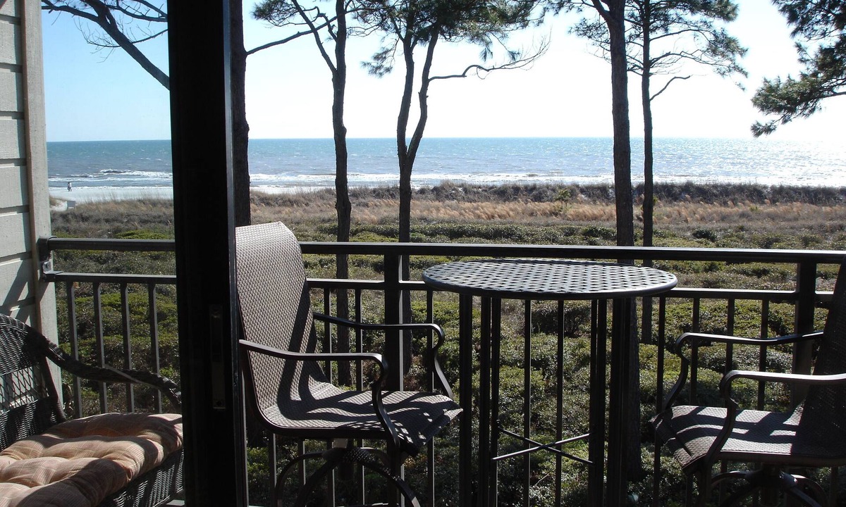 Hilton Head Island Condo | Direct Oceanfront, Private Balcony, WIFI, King bed, walk-in-shower, central air