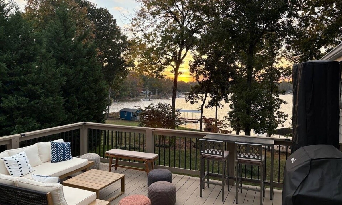Southmont House | Dockside Dream – Your Perfect Waterfront Escape on High Rock Lake