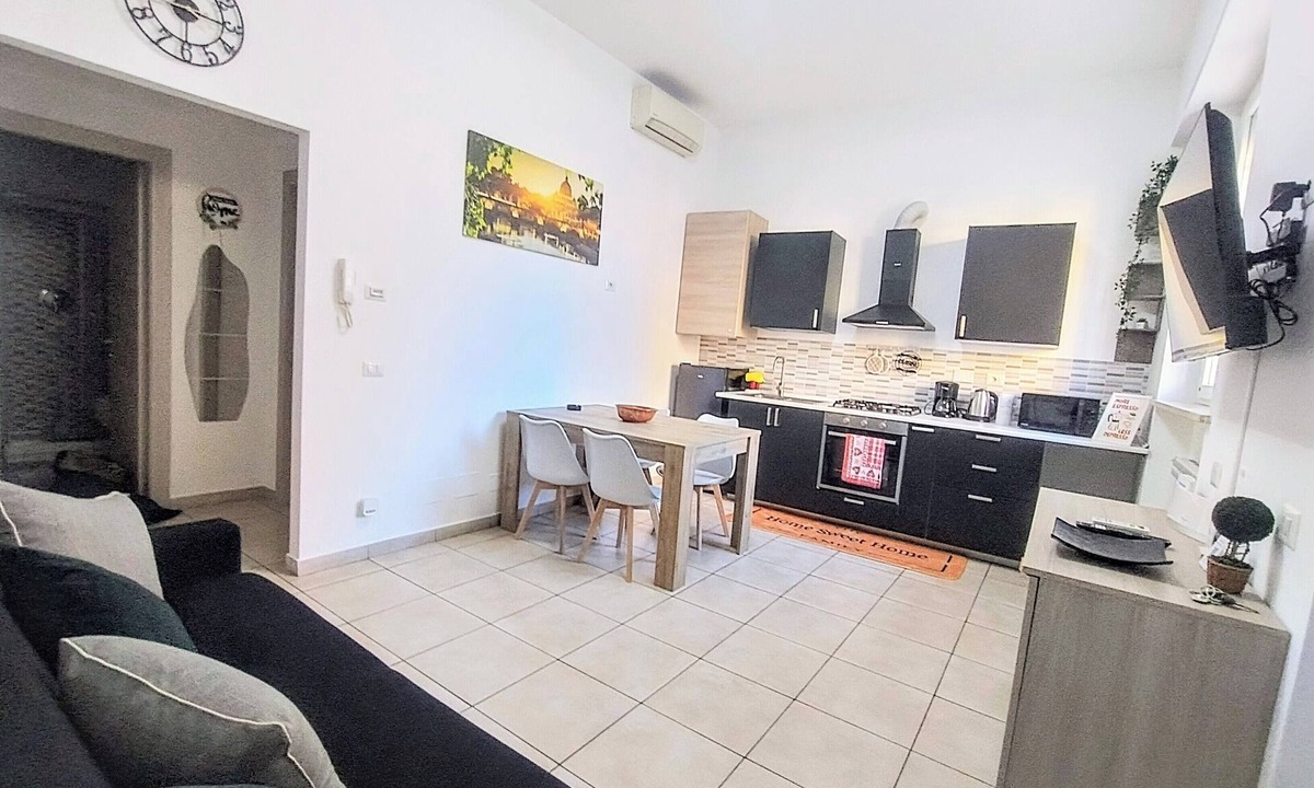 Prenestino-Centocelle Apartment | Domus Tiziano: Elegant Living Room 30m from Metro C - Center of Rome