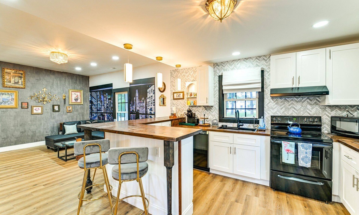 Cornelius House | Downtown Cornelius Bungalow Walk to Dining & Cain Center Karaoke + Darts