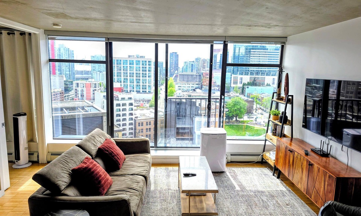 Gastown Apartment | Downtown Escape – Walk to Cruise Ships & BC Place | 3 Comfy Beds