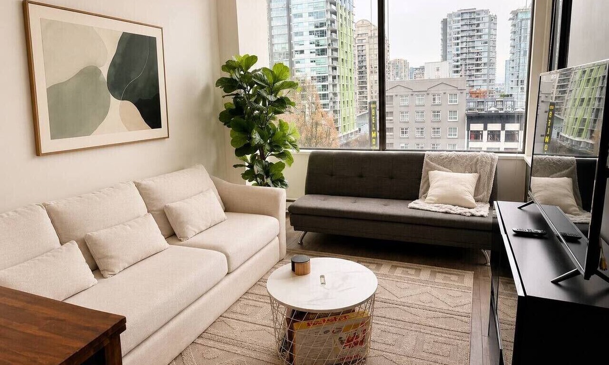 Downtown Vancouver Apartment | Downtown Vancouver Free Parking & bike Sleeps 4