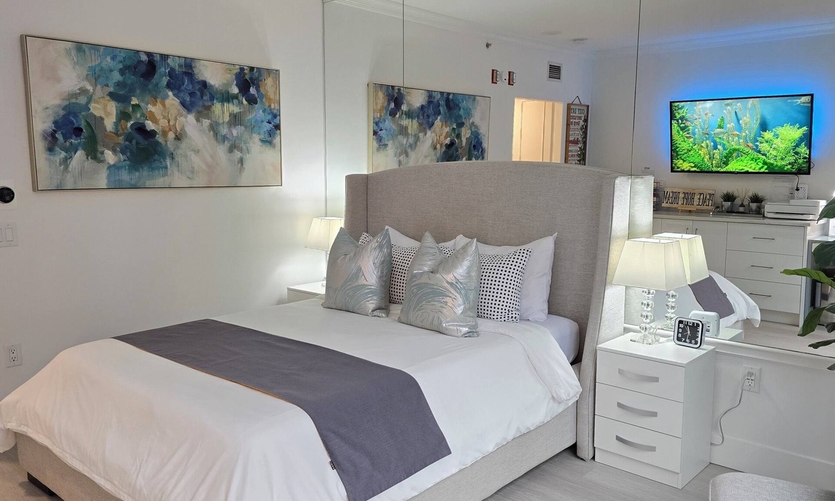 Central Hotel | Downtown Vancouver Renovated, Bright & Modern Hotel Room at 567 Hornby St