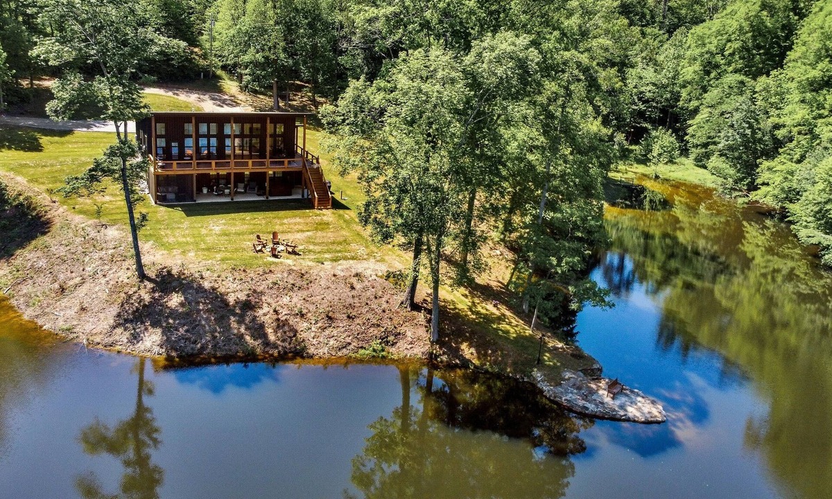 Keeling House | Eagles’ Haven | Private Luxury Retreat Overlooking a Serene Pond