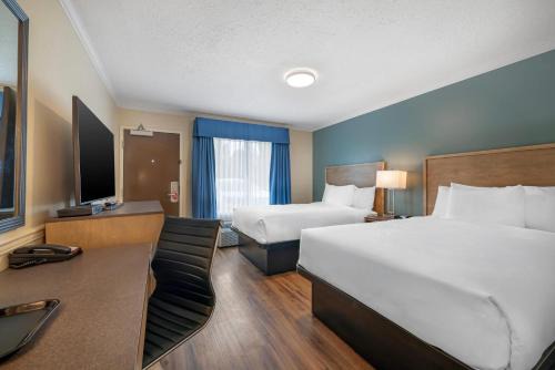 Central Okanagan Cabin | Econo Lodge Inn & Suites