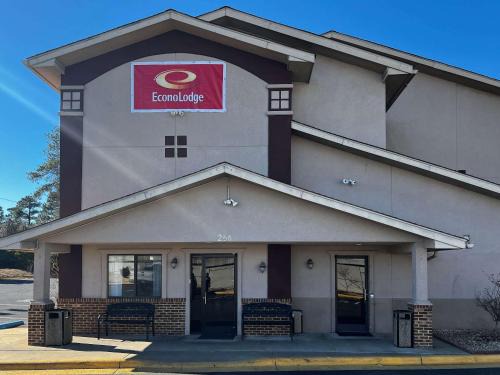 Spring Lake Cabin | Econo Lodge Spring Lake near Fort Bragg