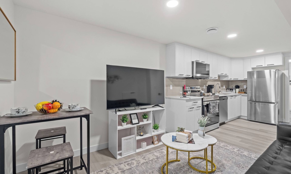 Whyte ave House | Edmonton Whyte Ave Private Basement Suite 😍 Sleeps 4!