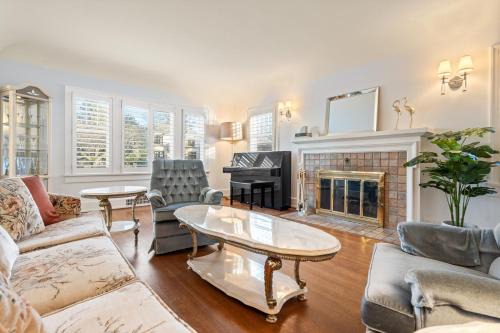 Oakridge House | Elegant 5BR Family Retreat - Garage and Backyard