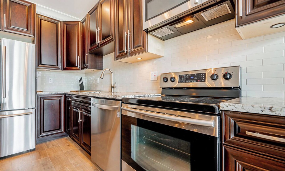 Dundarave Condo | Elegant West Vancouver Suite