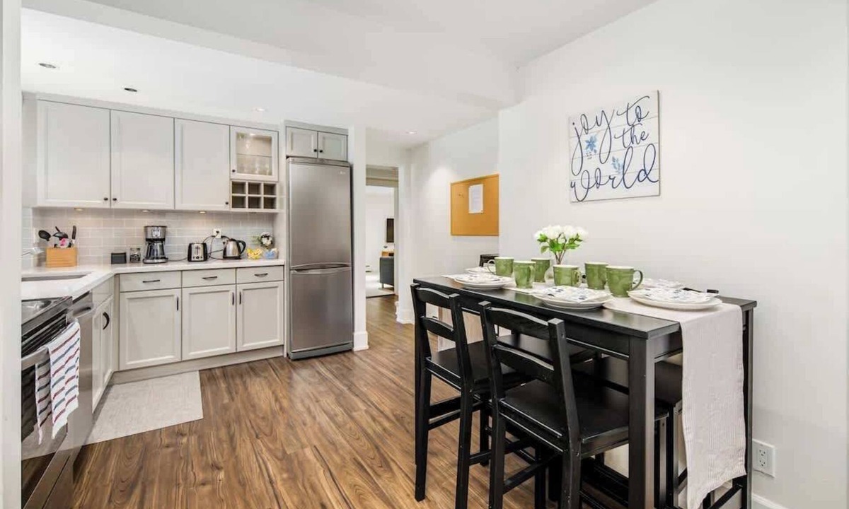 Dunbar House | Entire 4-Bedroom Garden Level Suite Near UBC/YVR