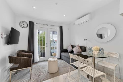 Renfrew-Collingwood House | Entire NEW Cozy and Modern 2-storey HOUSE