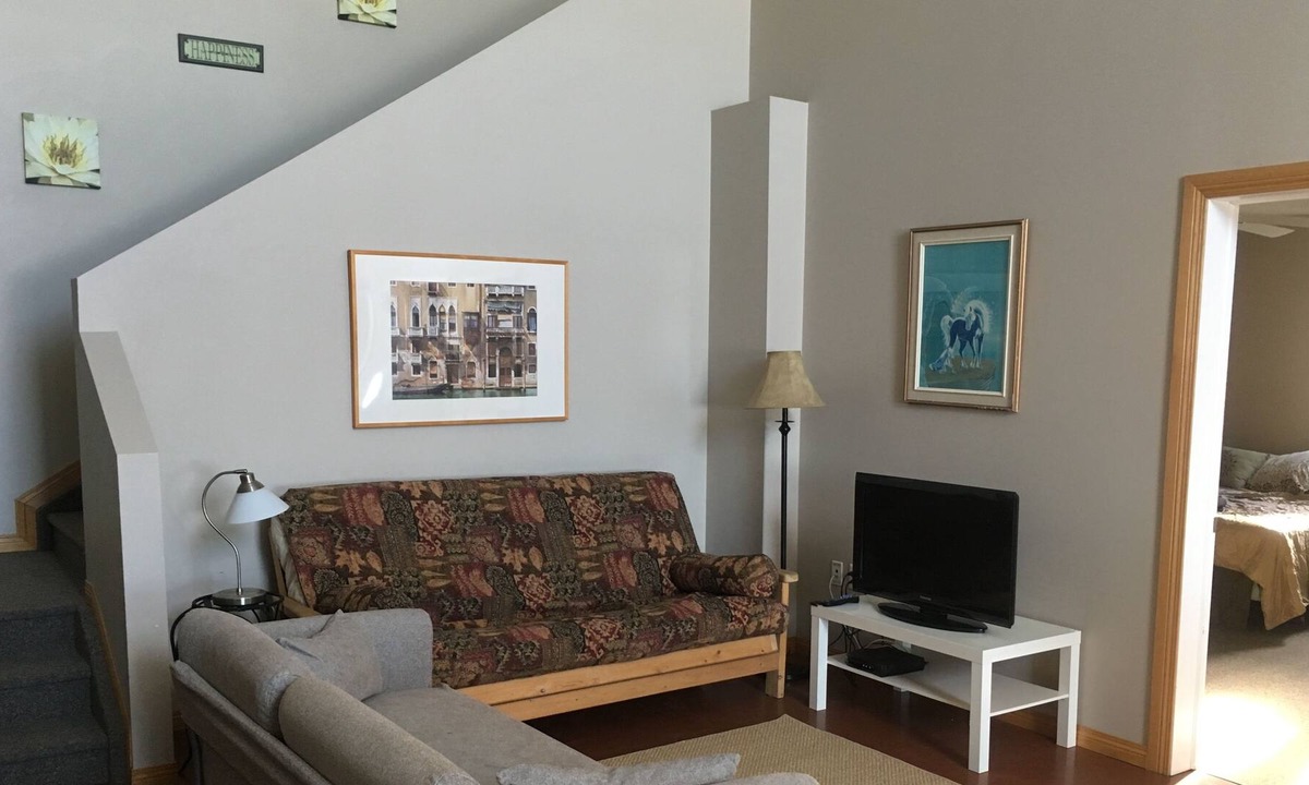 Priddis Apartment | Equestrian competitors perfect accommodation! Minutes from Spruce Meadows!