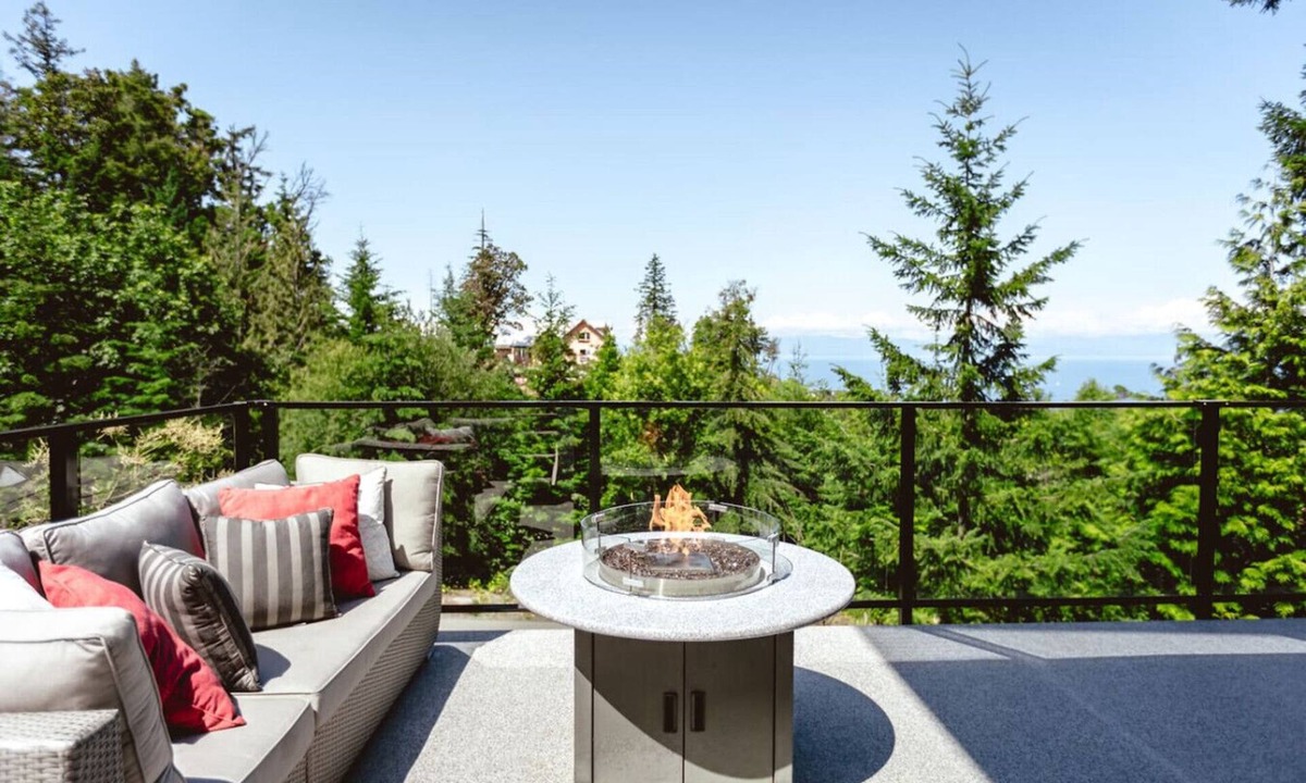 Regional District of Nanaimo House | Executive Studio with Ocean & Mountain Views